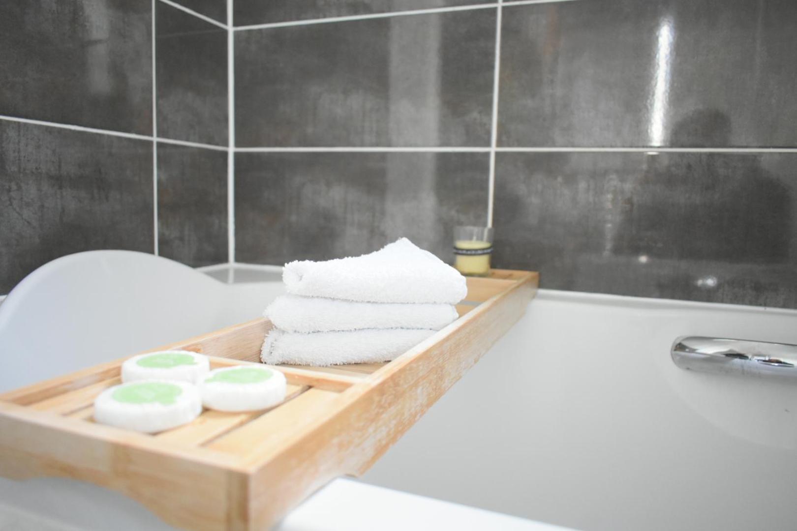 Luxury 2 Bedroom Northampton Townhouse With Balcony المظهر الخارجي الصورة